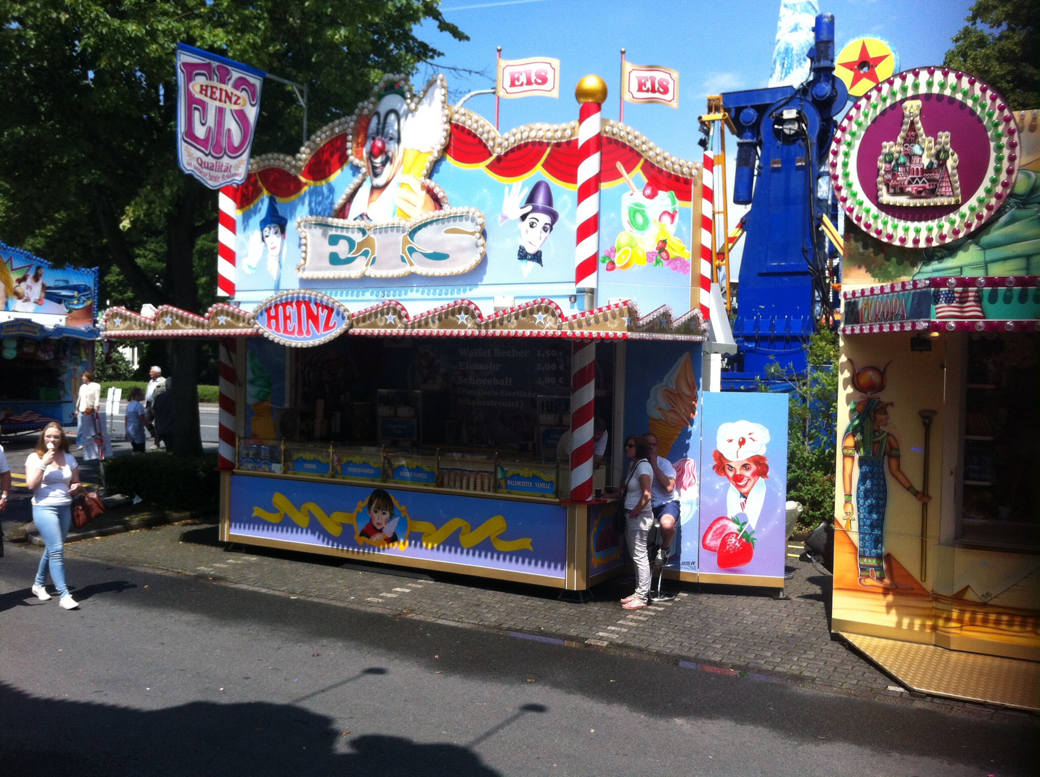 Außenansicht Heinz Eisstand auf der Kirmes in Coesfeld